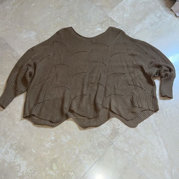 💕Cute off the shoulder top 💕 - Picture 2 of 5